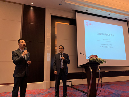 左：高旸先生 右：Reza Afshar先生《阿联酋迪拜开户流程及注意事项》